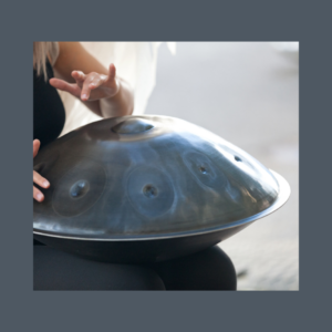 Femme qui joue du Handpan